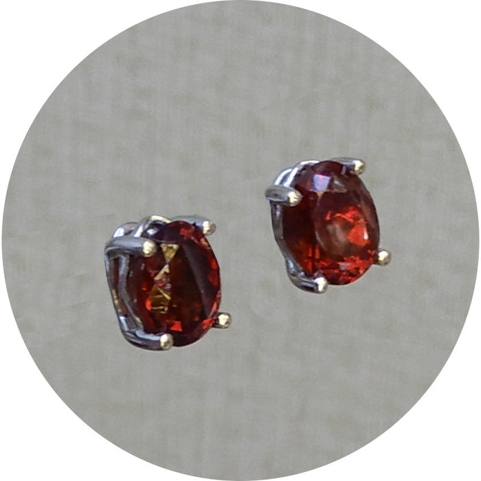 Oorknoppen, Malaya Granaat, 18K Witgoud