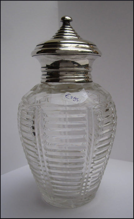 Kristallen flacon met zilveren dop, ca 1900.