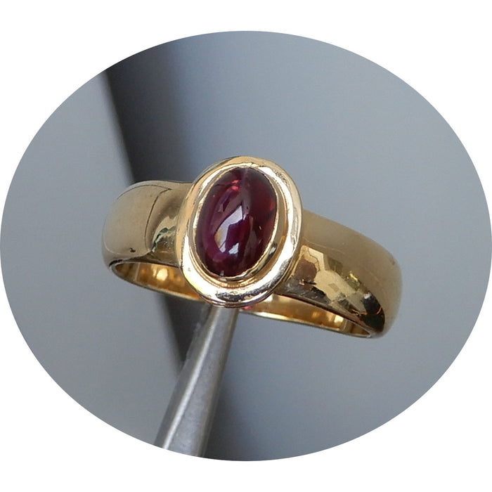 Ring, Robijn, Cabochon, 14K