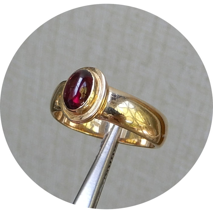 Ring, Robijn, Cabochon, 14K